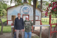 Zbyněk a M. Klesnil před modlitebnou Jednoty bratrské v Nikaragui (2018)