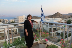 Alena na balkóně modlitebního domu v Eilatu