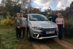 Dohnalovi s autem, na které jim přispěli dárci NFKMS