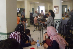 Afgánské ženy se zájmem naslouchají programu