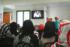 Afgánské ženy se zájmem naslouchají programu