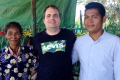 1.-podpora-pastoru-pastor-Rathana-ktery-je-placeny-podporovateli-ceske-misie-vdova-ktera-dala-k-dispozici-svuj-pozemek