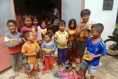 2.-Prace-s-detmi-rozdavani-malych-darecku