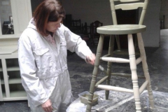 Veronika restauruje nábytek v anglickém Bételu