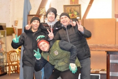 Petr (vpravo) s členy komunity v dobročinném obchodu